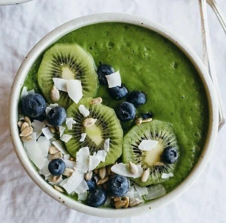 Žaliasis glotnučio dubenėlis (Smoothie Bowl)